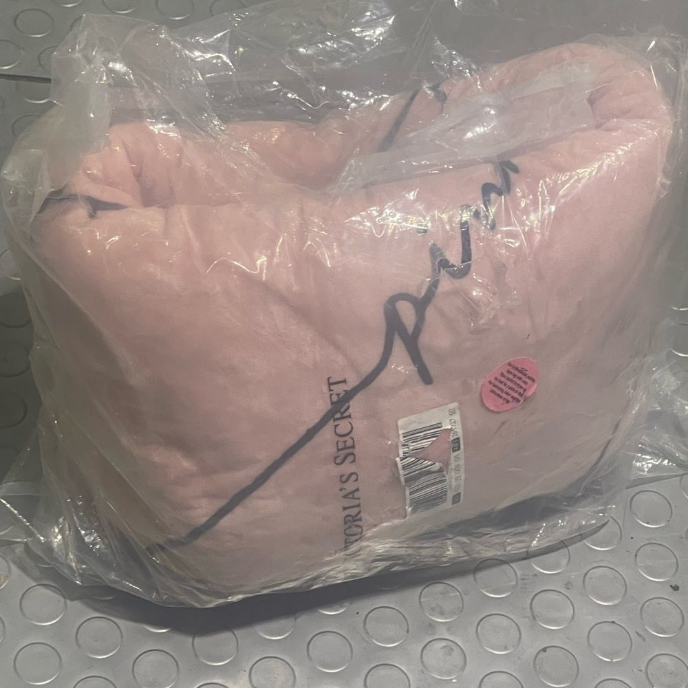 Twin VS pink throw blanket pink/script logo nwt/nip - Picture 3 of 5